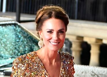 Kate Middleton impacta con escote, transparencias y vestido dorado en la premiere de "No time to Die"