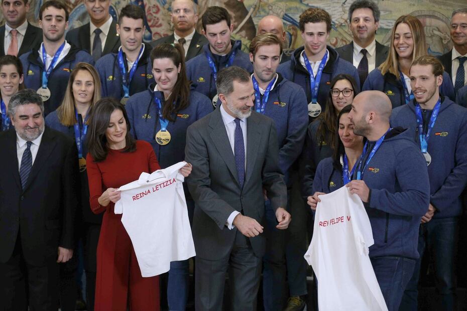 La reina Letizia impone estilo con culottes y stilettos