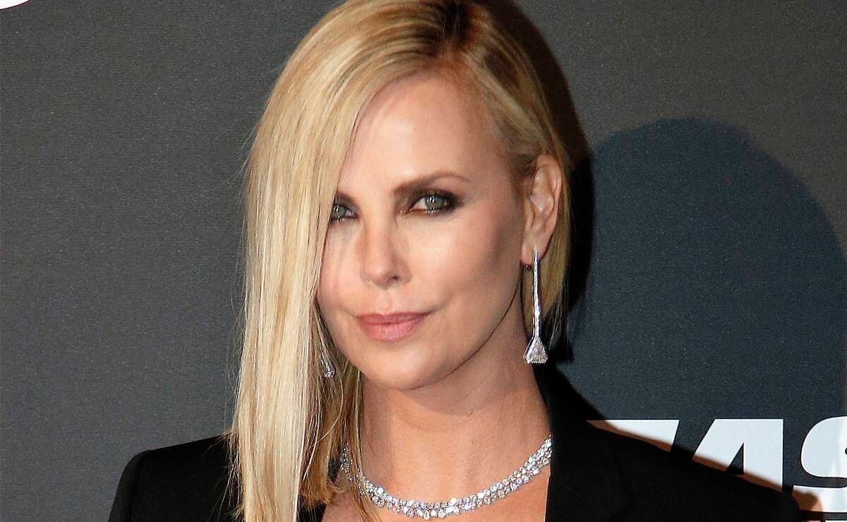 Charlize Theron se deja maquillar por sus hijas ¡y el resultado es muy divertido!