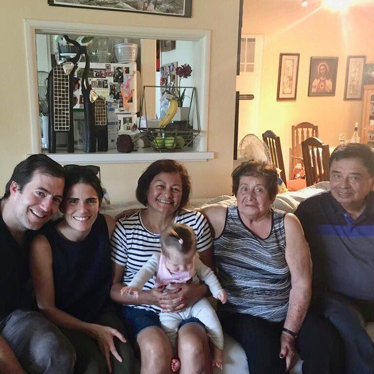 Foto: Con un pastel en forma de aguacate Karla Souza celebró el primer cumpleaños de su hija