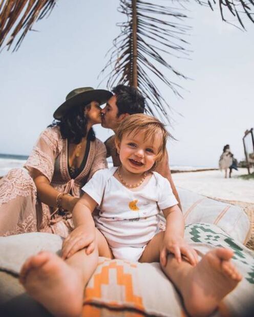 Aislinn Derbez se despide de la lactancia materna con tierna fotografía