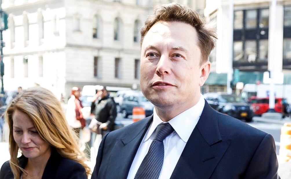 Elon Musk no tiene escritorio y duerme en sus fábricas