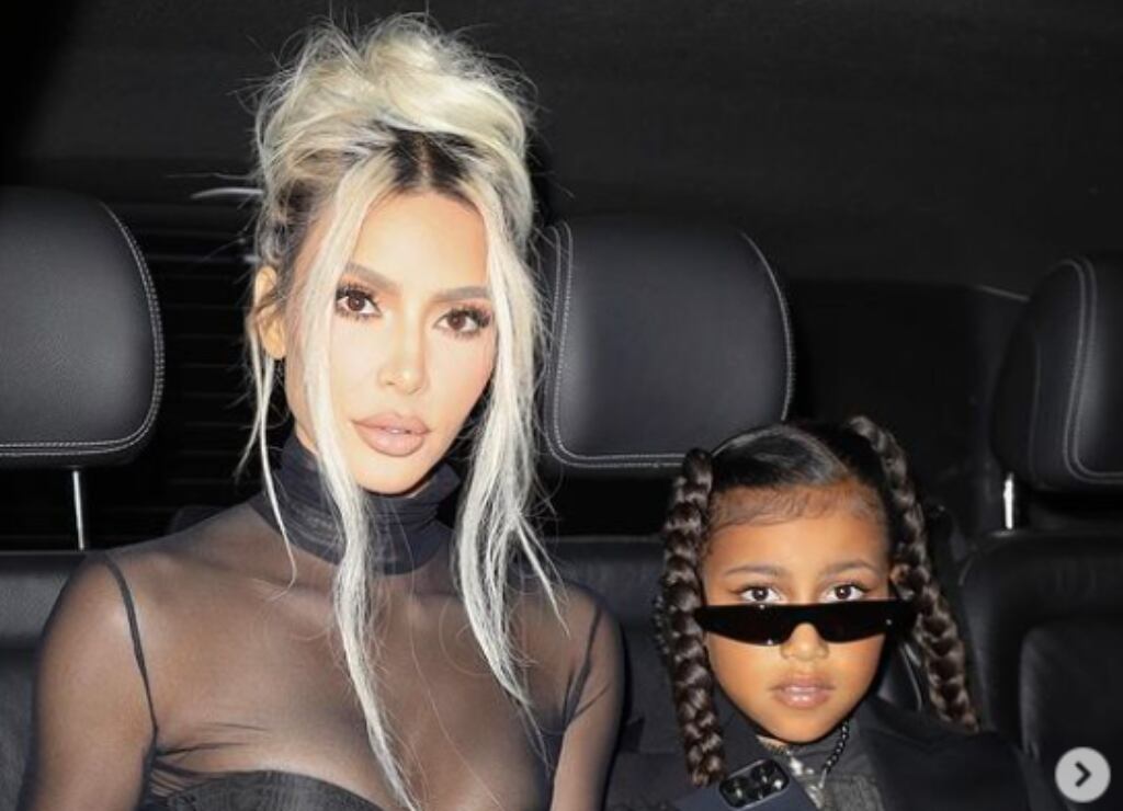 North West sorprende con una máscara de cuero al estilo de sus papás, Kim y Kanye 
