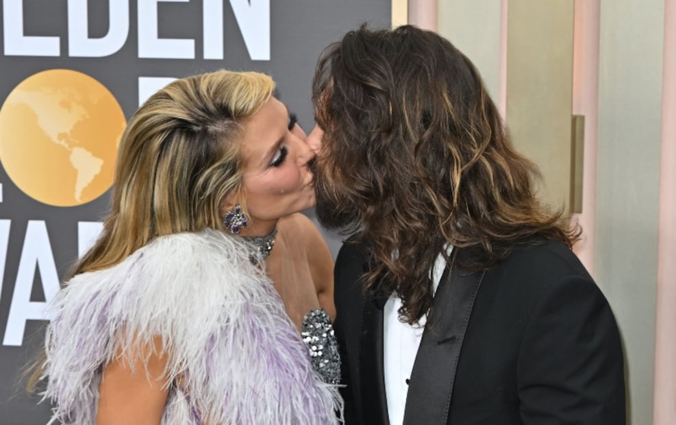 Heidi Klum sorprende con minivestido y beso apasionado en los Golden Globes 2023