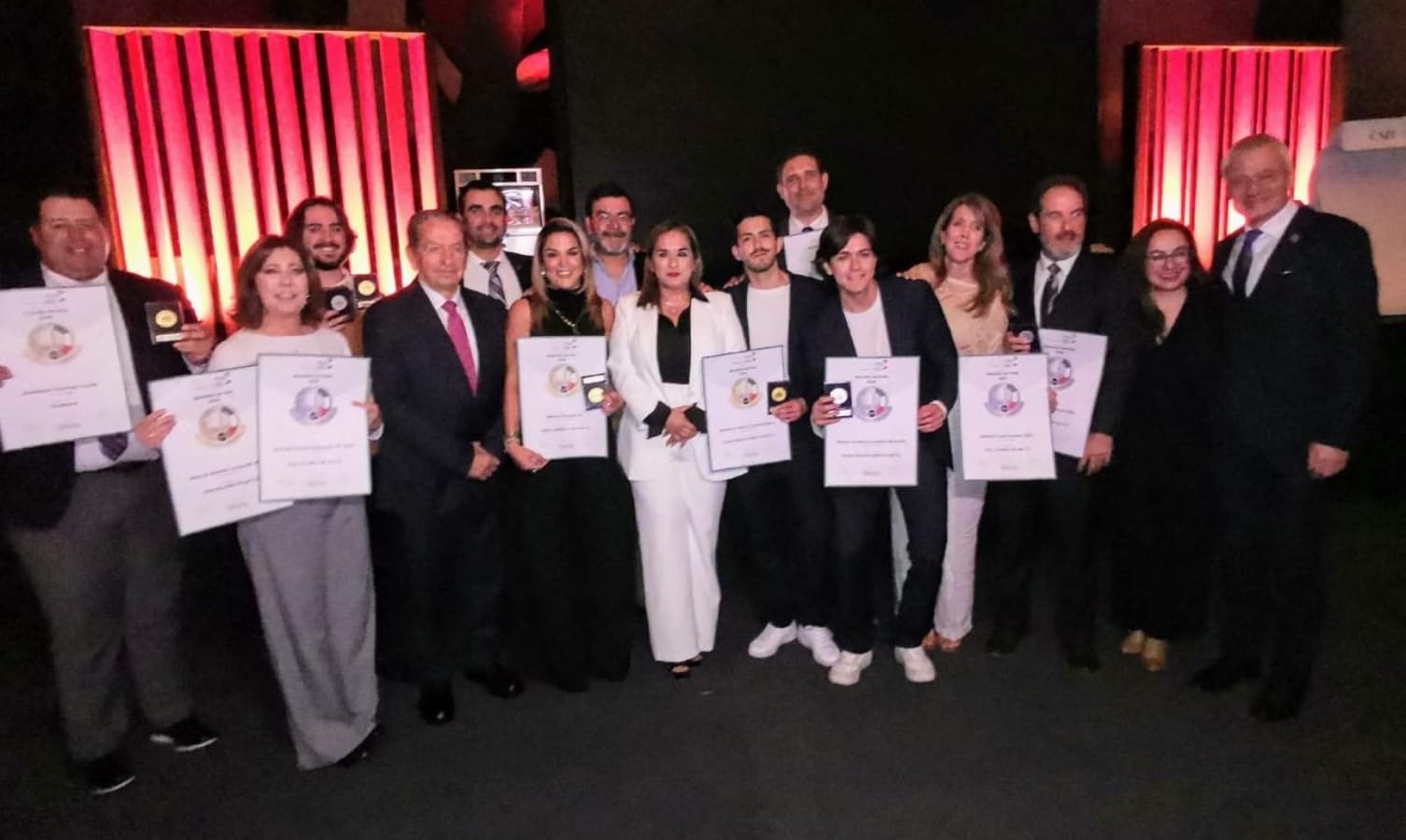 Yolanda Cepeda, Secretaria de Turismo de San Luis Potosí, con ganadores del México Selection by CMB / Foto: Especial