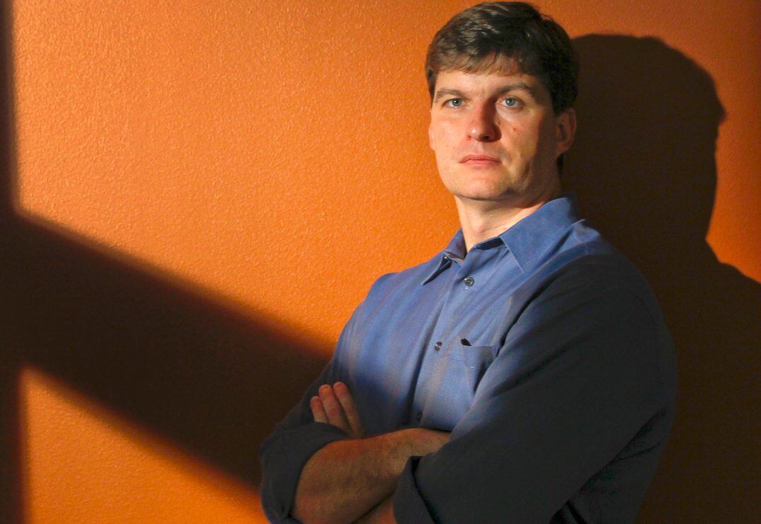 Quién es Michael Burry, el hombre que apostó 530 millones de dólares contra Tesla, de Elon Musk