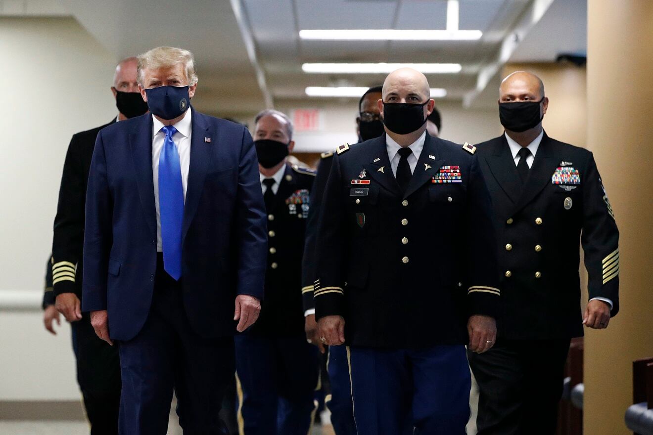 Donald Trump se muestra con cubrebocas en público por primera vez desde que empezó la pandemia