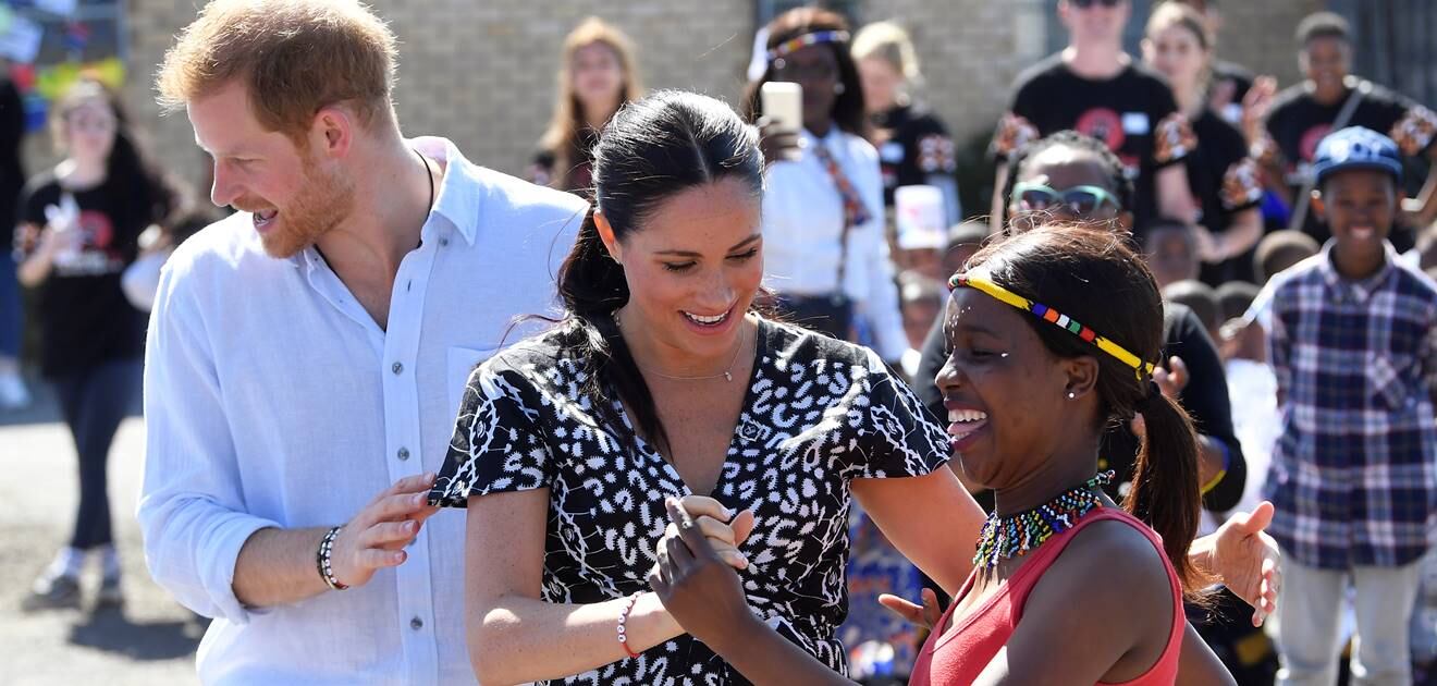 Baby Archie luce el mismo outfit que el príncipe Harry cuando era bebé, en su visita a África