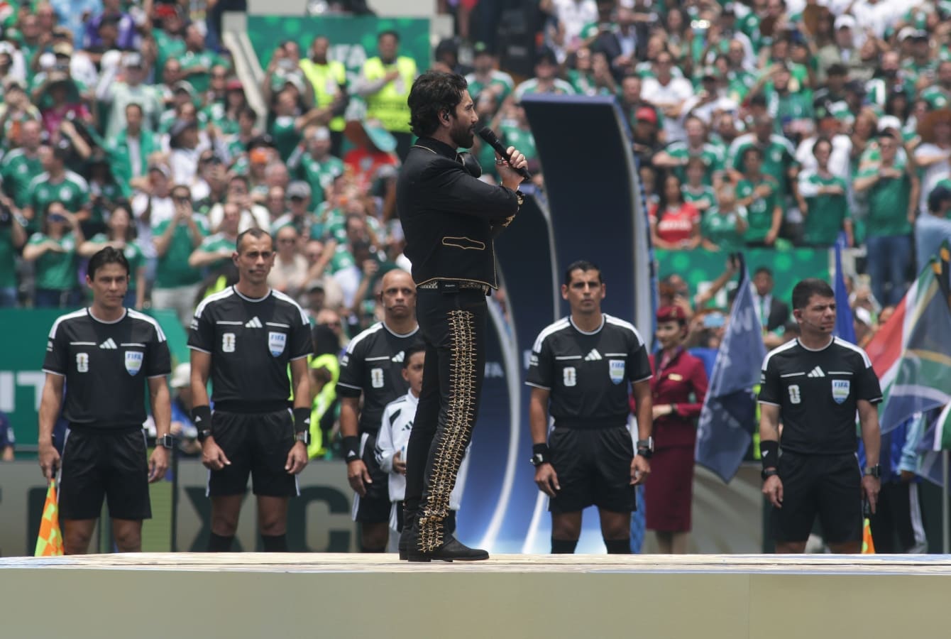 Alejandro Fernández en la inauguración del Mundial 2026. (Foto: Carlos Mejía - EL UNIVERSAL)