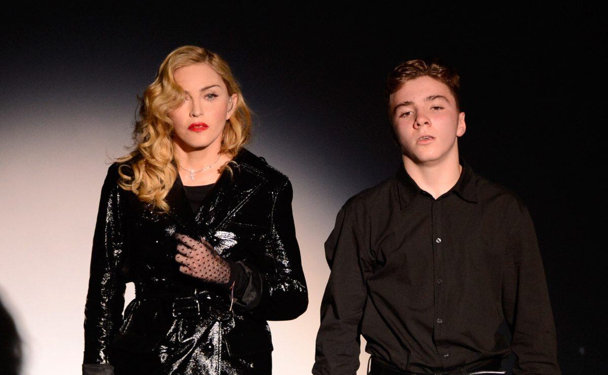 Rocco, hijo de Madonna, convertido en un gran pintor