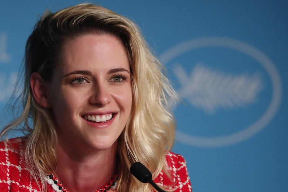 Kristen Stewart luce un jumpsuit de Chanel y rompe su propia regla: ¡sonrió!