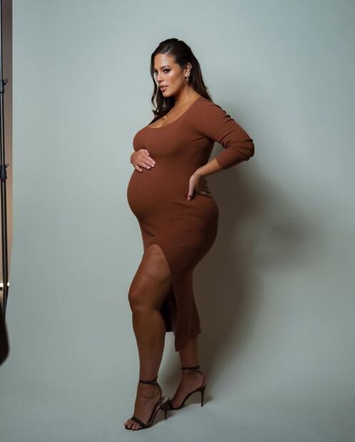 La modelo Ashley Graham posa desnuda en la recta final de su embarazo 