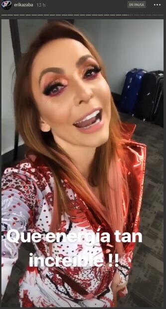 Érika Zaba presume baby bump sobre el escenario 