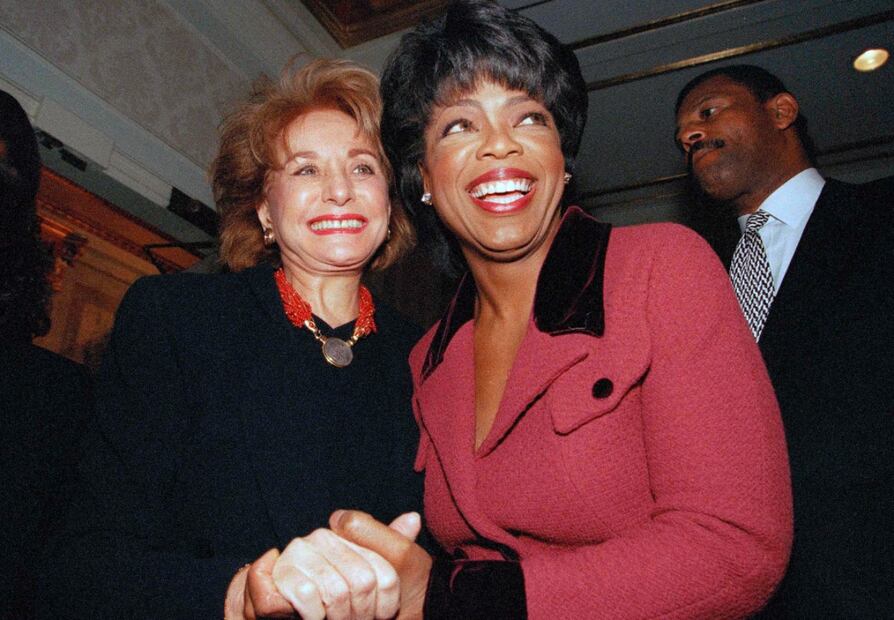 Oprah Winfrey rinde homenaje a Barbara Walters en caminata de gratitud
