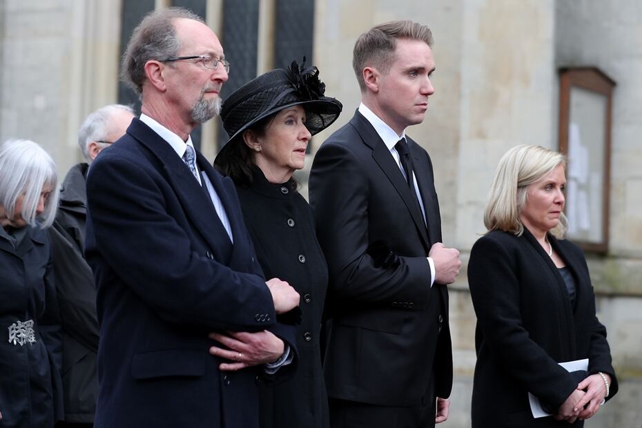 Dan último adiós a Stephen Hawking en Cambridge