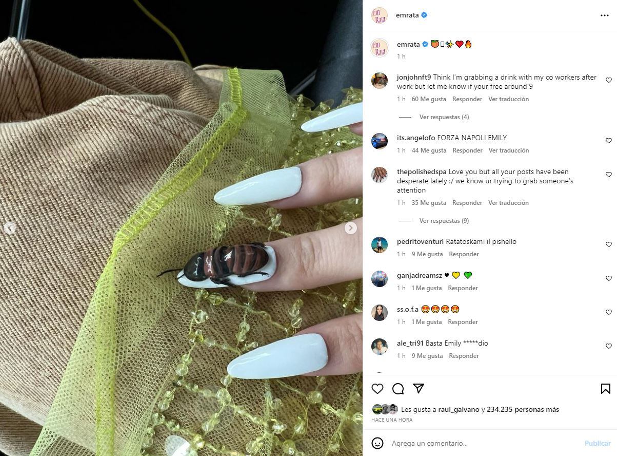 Emily Ratajkowski presume uñas de cucaracha, no aptas para blatofóbicos