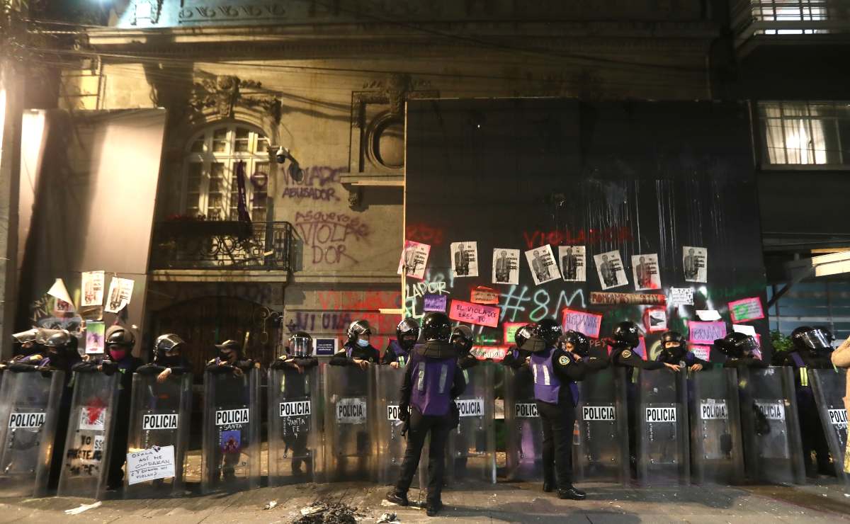 Andrés Roemer: Entre protestas, tiran vallas en su casa