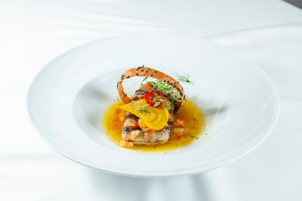 Robalo meunière con camarón envuelto en portobello y con pimiento rojo. (Foto: Esteban Torreblanca)