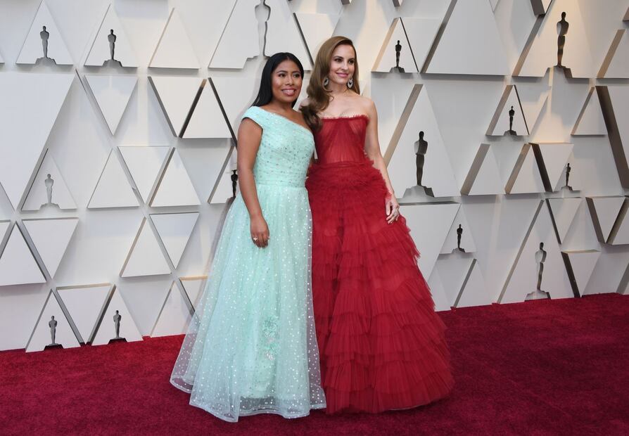 Yalitza Aparicio llega a los Oscar acompañada de su mamá 