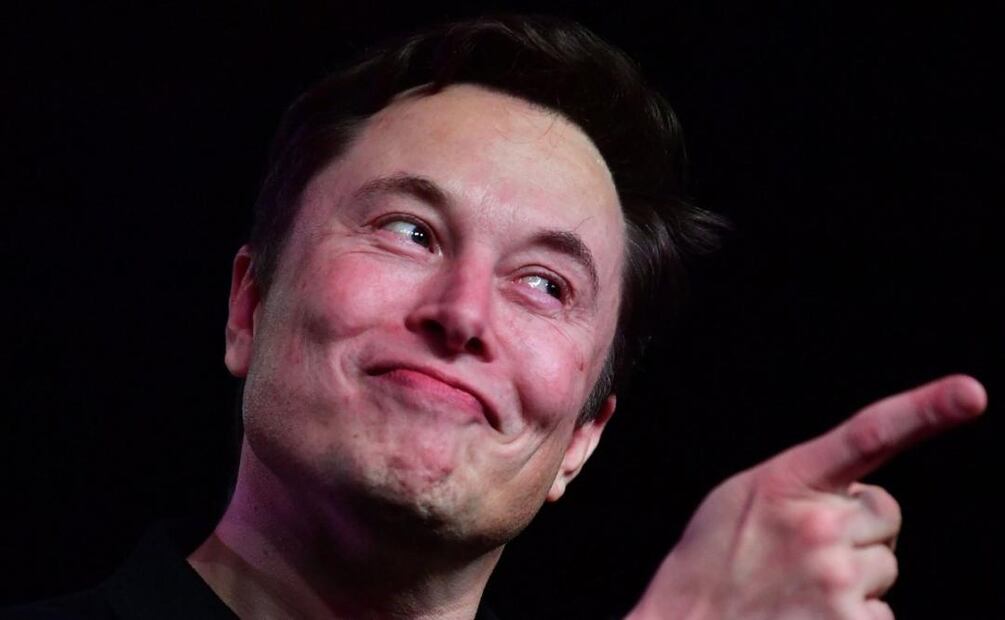 Mientras muchos se despiden de Twitter, Elon Musk hace bromas y lanza preguntas al aire