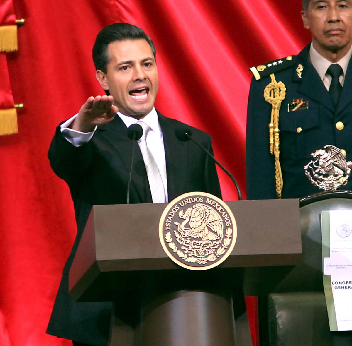 Enrique Peña Nieto vive en España en lujoso chalet con vecinos famosos