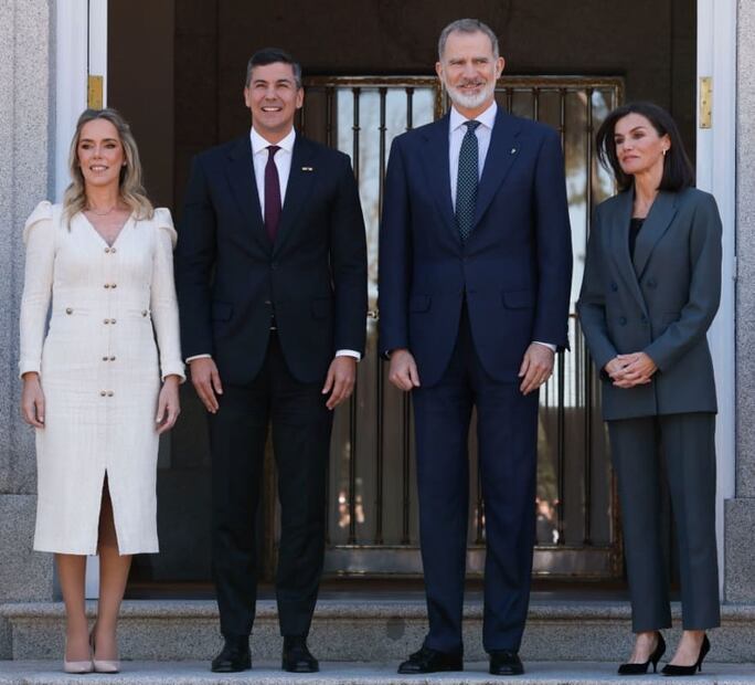 El rey Felipe VI y Letizia de España con el presidente de Paraguay. Santiago Peña y Leticia Ocampos, su esposa / EFE