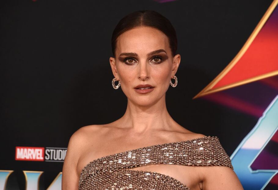Natalie Portman revive el maquillaje de "Black Swan" y mini vestido de Celine