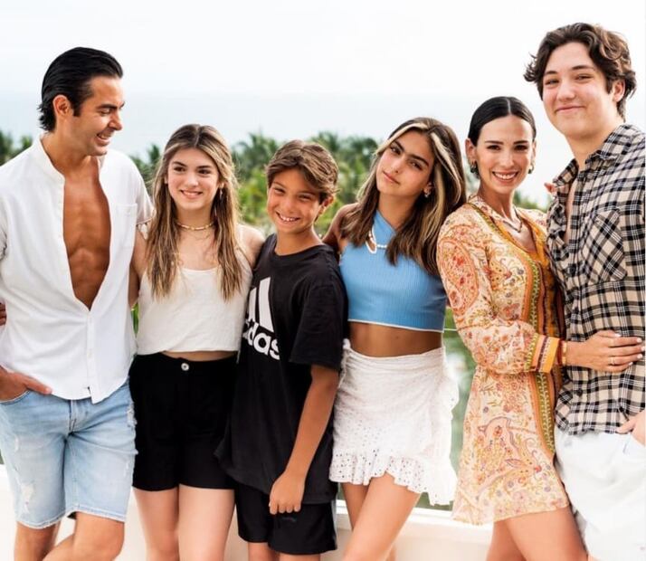 Ernesto D’Alessio y Charito Ruiz con sus hijos / Instagram: @@charitoruiz_