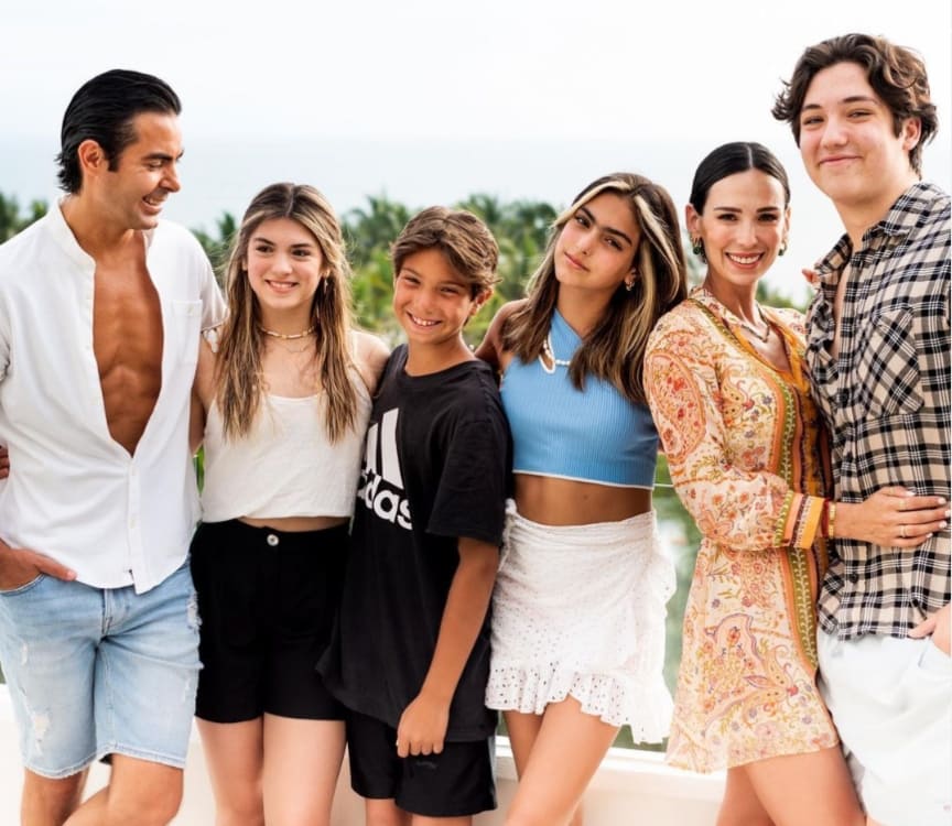 Ernesto D’Alessio y Charito Ruiz con sus hijos / Instagram: @@charitoruiz_