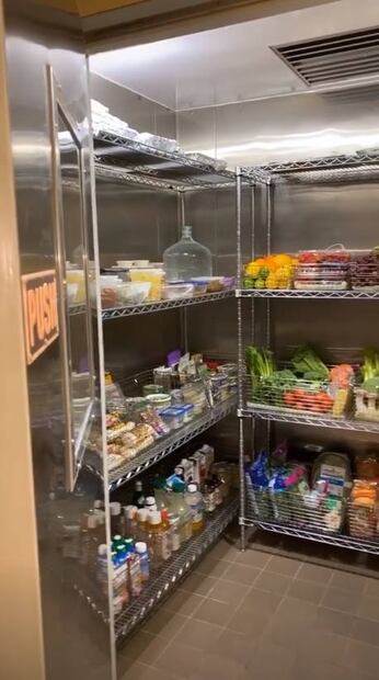 Kim Kardashian muestra el gran tamaño del refrigerador principal de su casa
