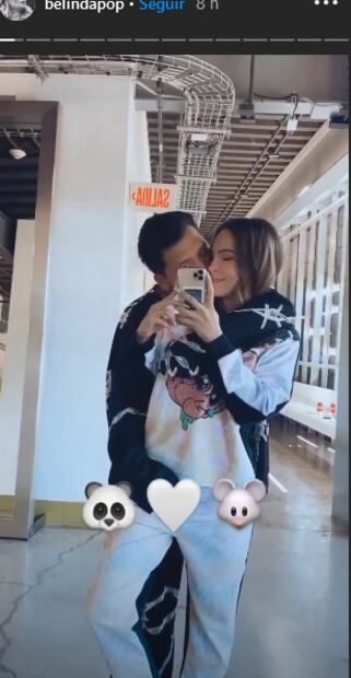 Belinda y Nodal: en la final de La Voz y no pueden dejar de tocarse