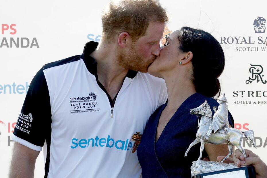 Meghan y Harry rompen el protocolo real: ¡se besaron en público! 