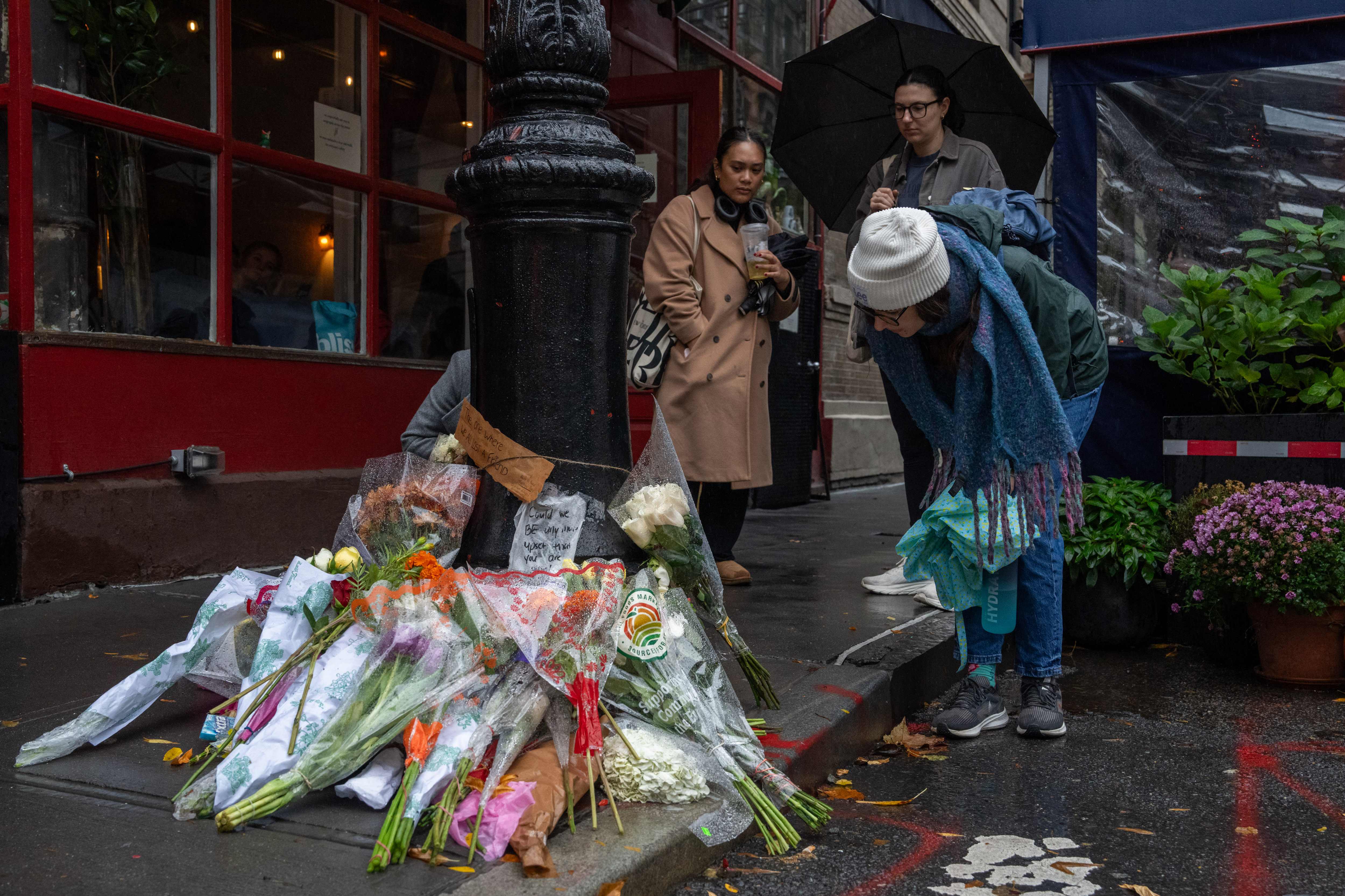 Fans dan el último adiós a Matthew Perry / Foto: AFP