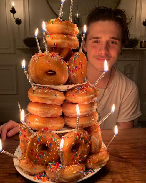 Con un divertido pastel de cumpleaños Victoria Beckham celebra los 20 años de su hijo Brooklyn 