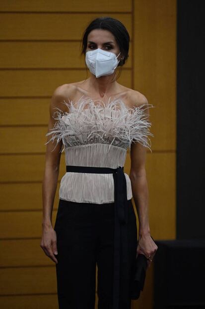 La reina Letizia de España muy elegante y sexy con plumas en gira oficial