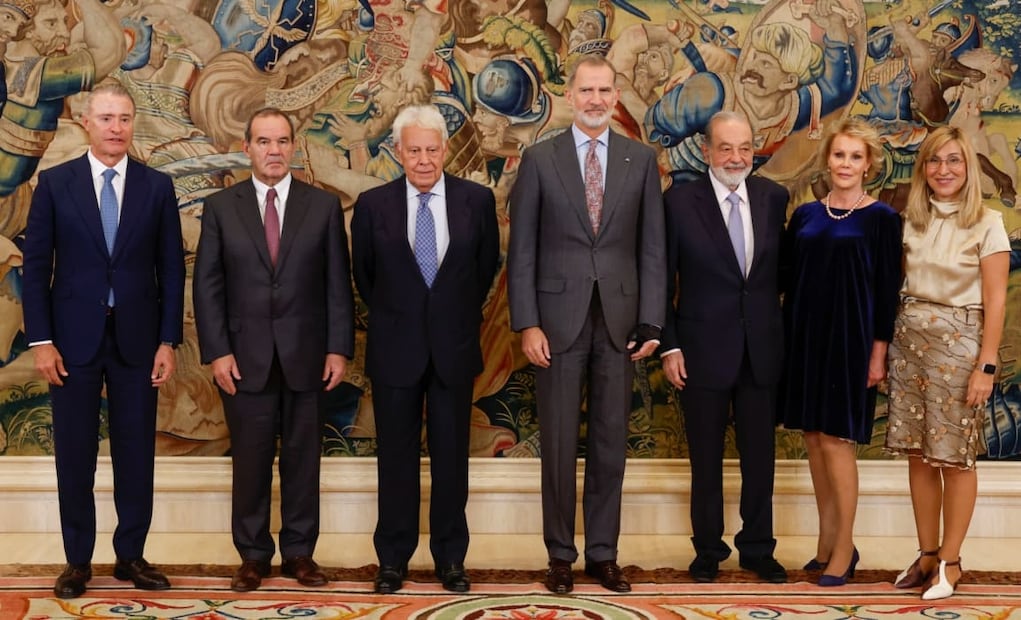El rey Felipe VI y Carlos Slim posan junto a Andrés Allamand, Felipe González, Mercedes Sánchez Navarro y Núria Vilanova durante la entrega del premio Enrique Iglesias en Madrid / EFE