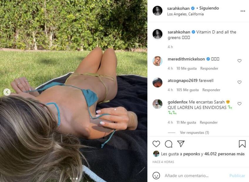La seductora foto de Sarah Kohan acostada en el jardín