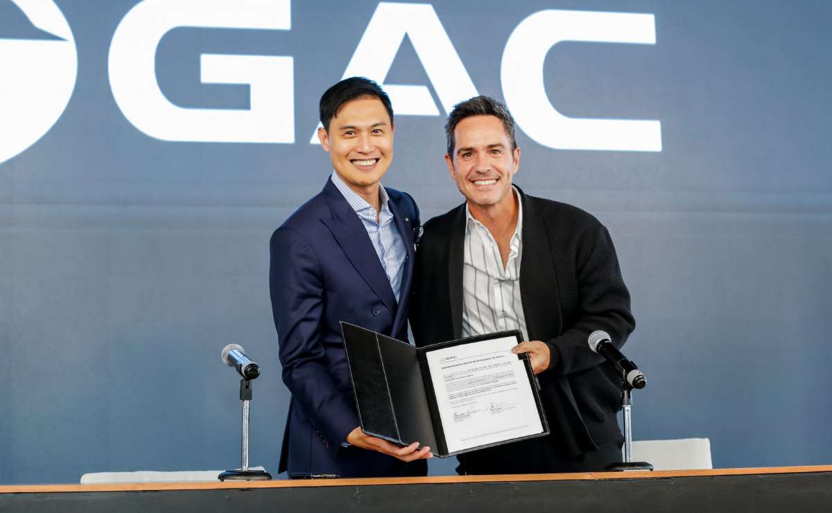 Rafe Huang, CEO en GAC Motor México, y Mauricio Ochmann / Foto: Esteban Torreblanca