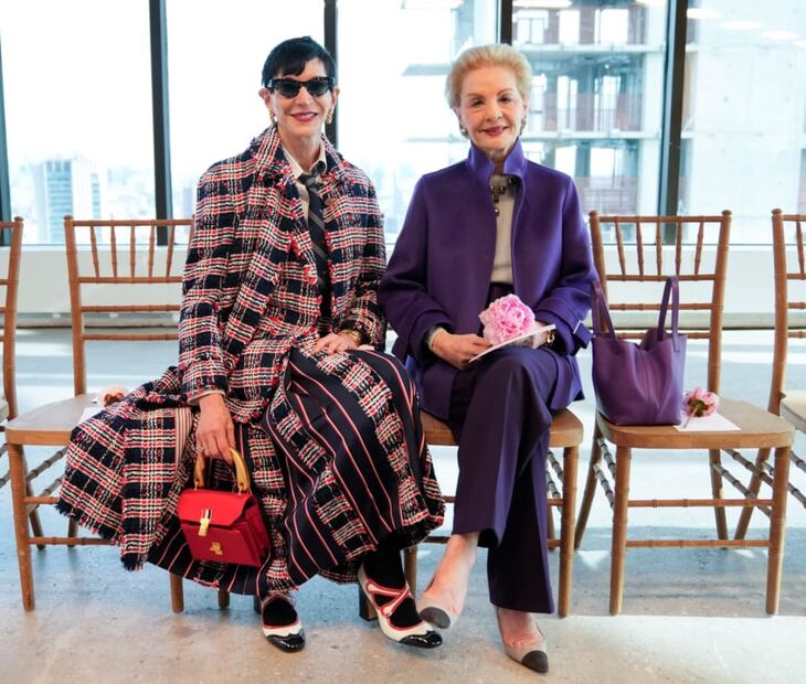 Carolina Herrera y la periodista Amy Fine Collins en su desfile de Nueva York / EFE