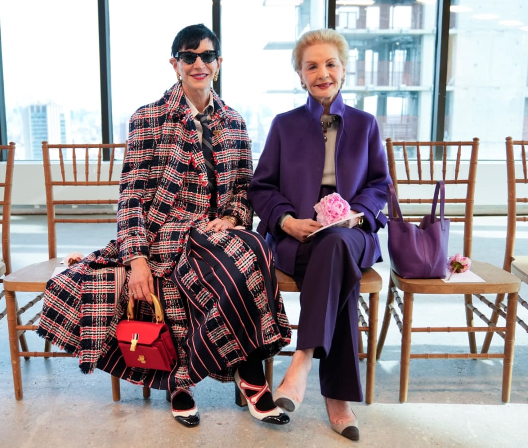 Carolina Herrera y la periodista Amy Fine Collins en su desfile de Nueva York / EFE