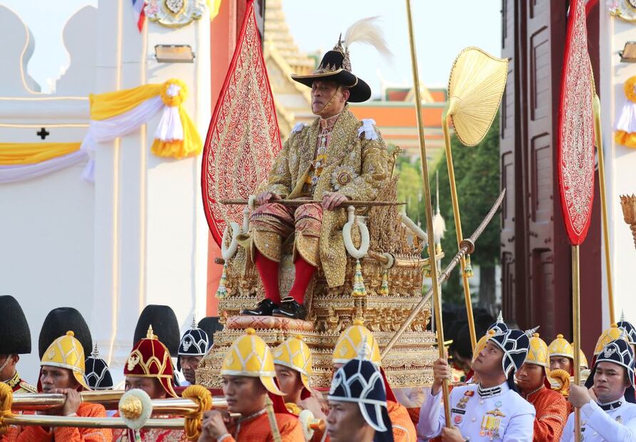 Revelan que el rey de Tailandia tiene a su hijo autista "en una jaula de oro"