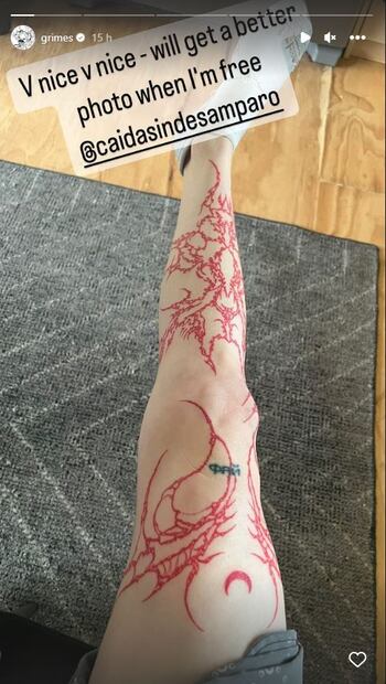 Grimes muestra su largo tatuaje / Instagram