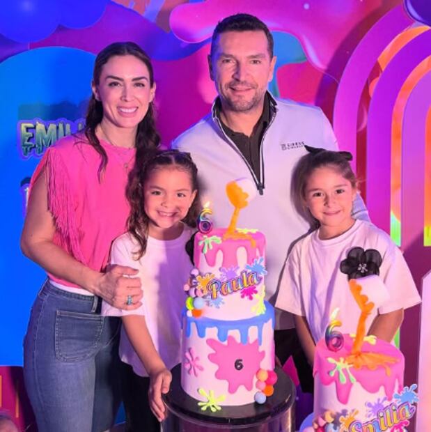 Jacky Bracamontes y Martín Fuentes con sus hijas Emi y Pau / Foto: Instagram.