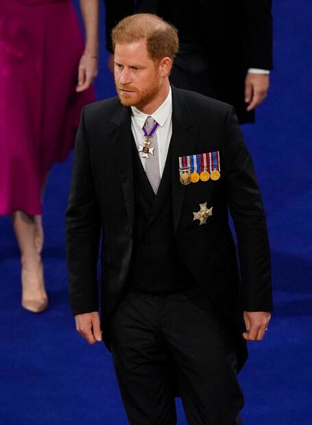 El príncipe Harry llega a la coronación de Carlos III en la abadía de Westminster