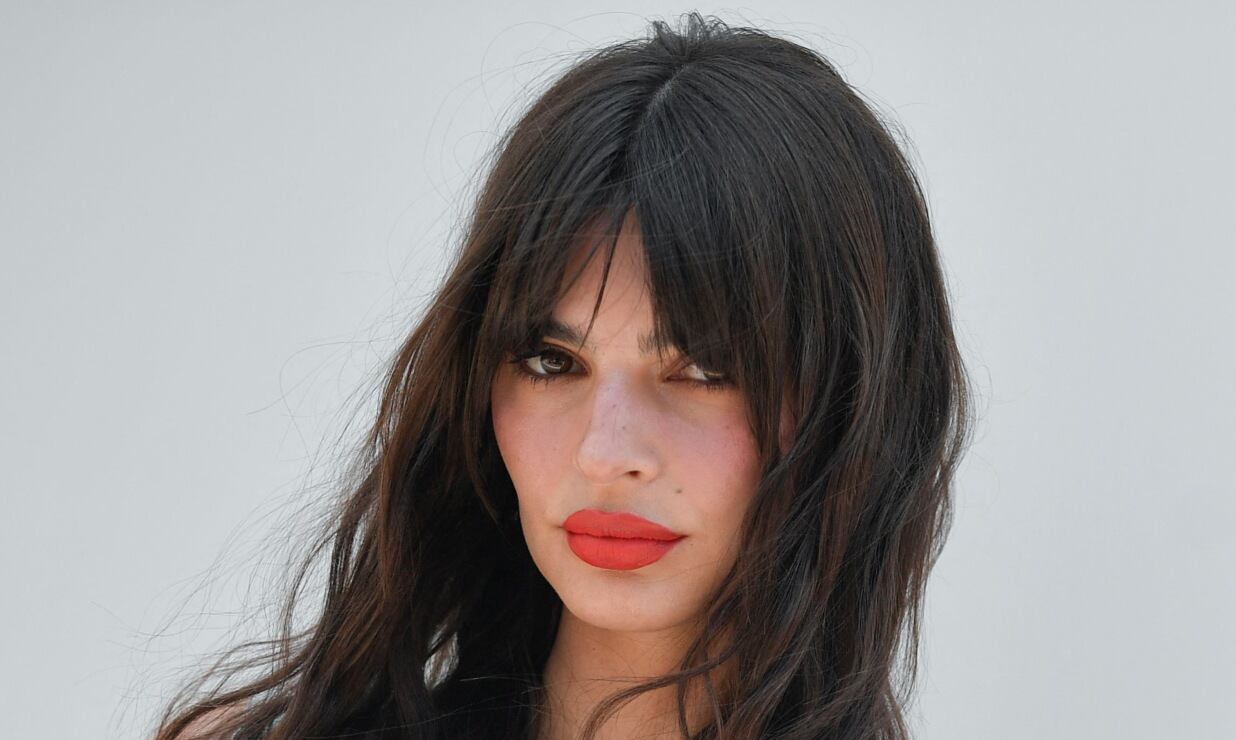 Emily Ratajkowski sorprende con un mini vestido balletcore blanco