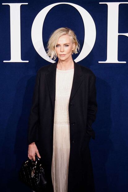 Charlize Theron sale del misterio y vuelve a la sensualidad de la melena rubia