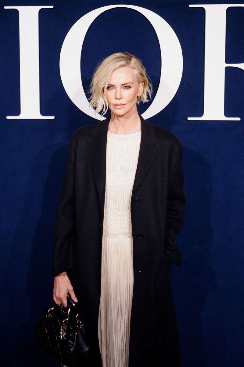 Charlize Theron sale del misterio y vuelve a la sensualidad de la melena rubia