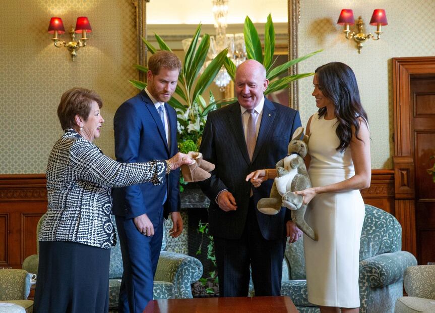 El príncipe Harry y Meghan reciben regalos para su bebé en gira por Australia