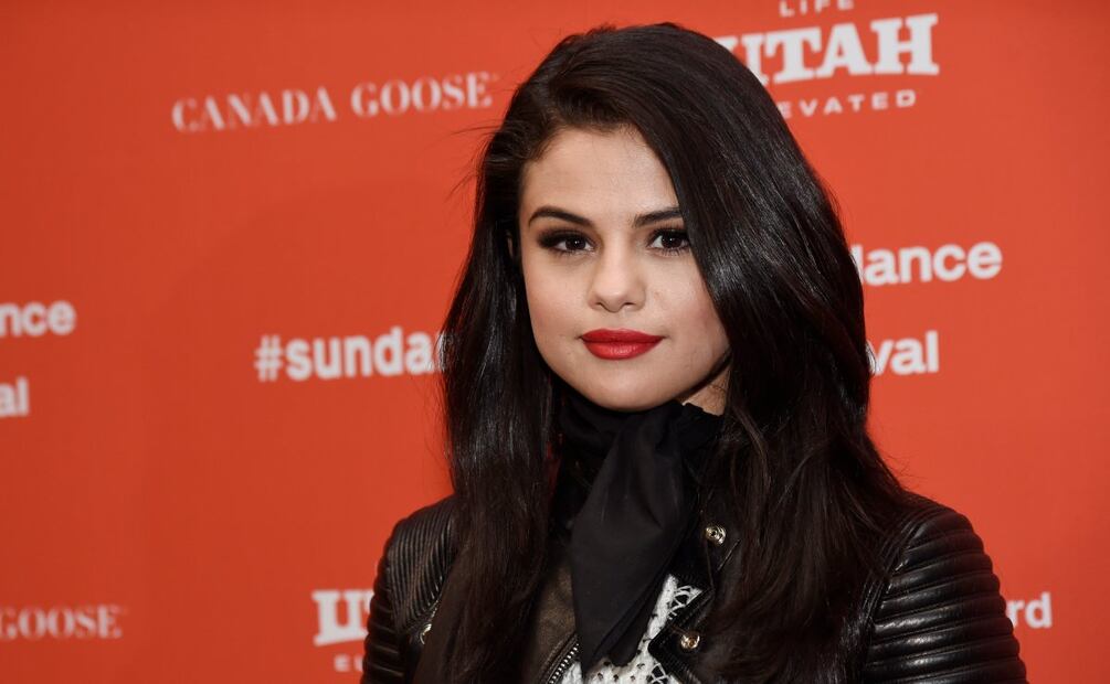 Selena Gomez vuelve a ser una sexy rubia platinada