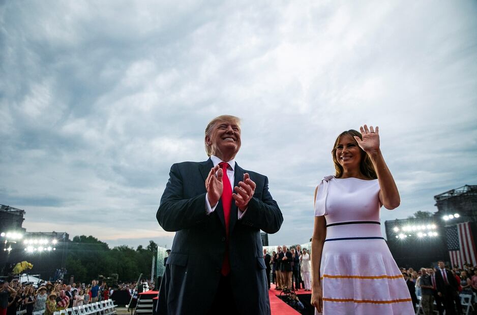 Faux pas: Melania Trump asiste a evento oficial y, al parecer, no llevaba sostén